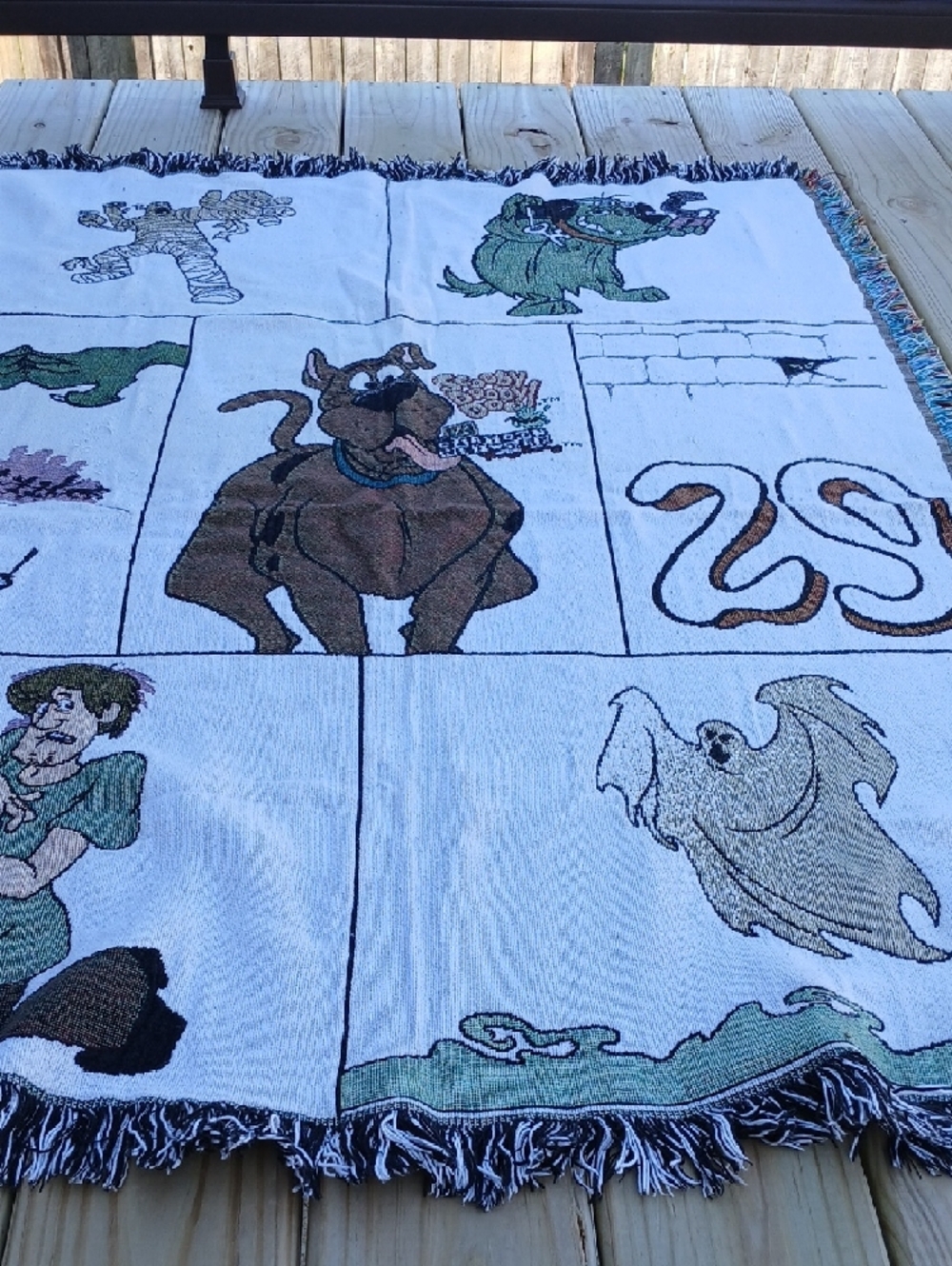 Scooby-Doo Graphic Throw Blanket - Brown & White - Picture 6 of 13